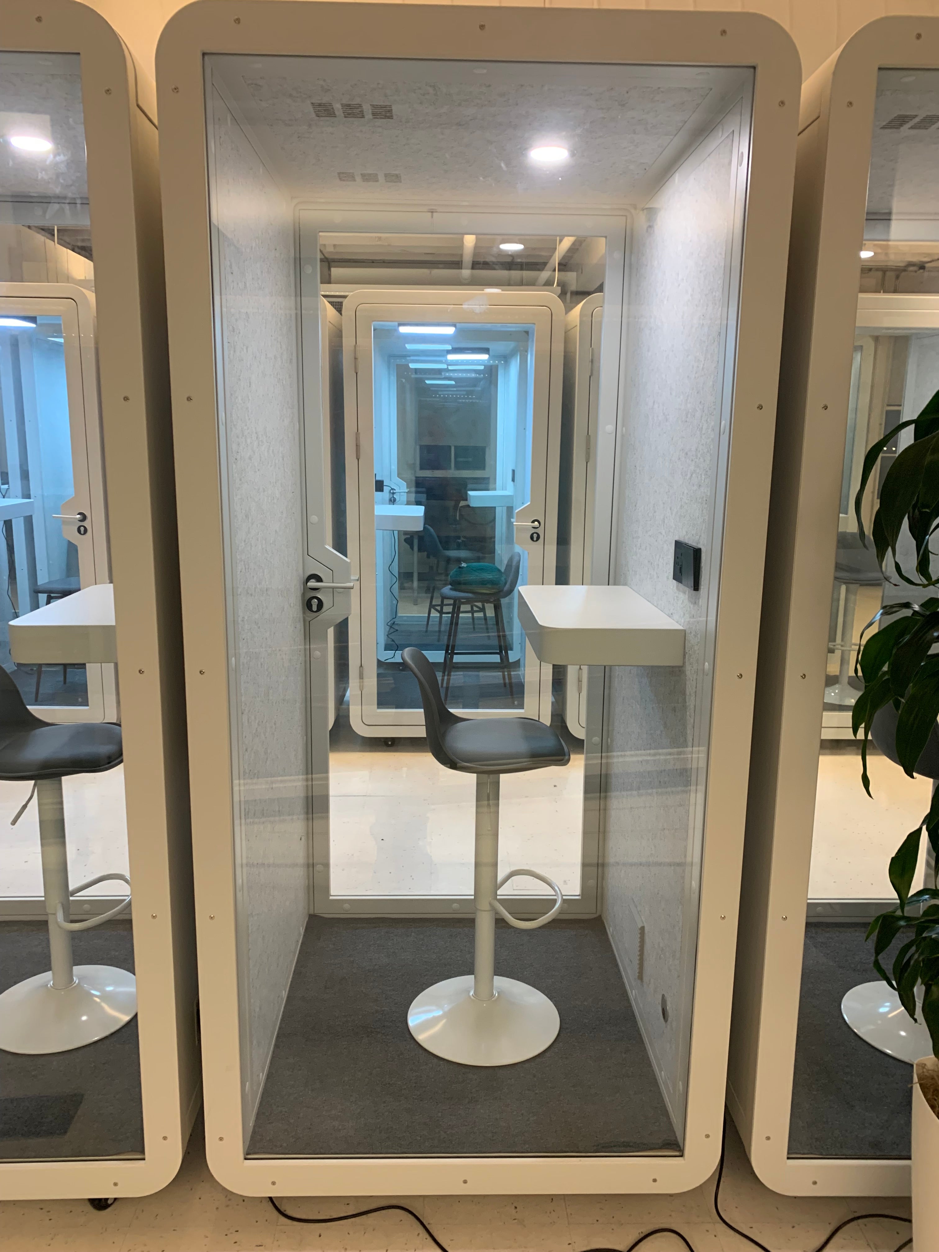 Privacy phone booth features